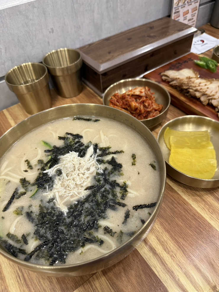  진하고 뽀얀 국물 아이들도 잘먹는 달서구맛집 현풍닭칼국수 도원점