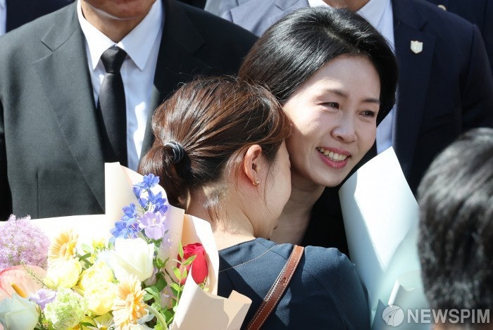 <b>김혜경 여사</b>의 배려 본능: 조용한 내조와 사회적 약자에 대한 사랑