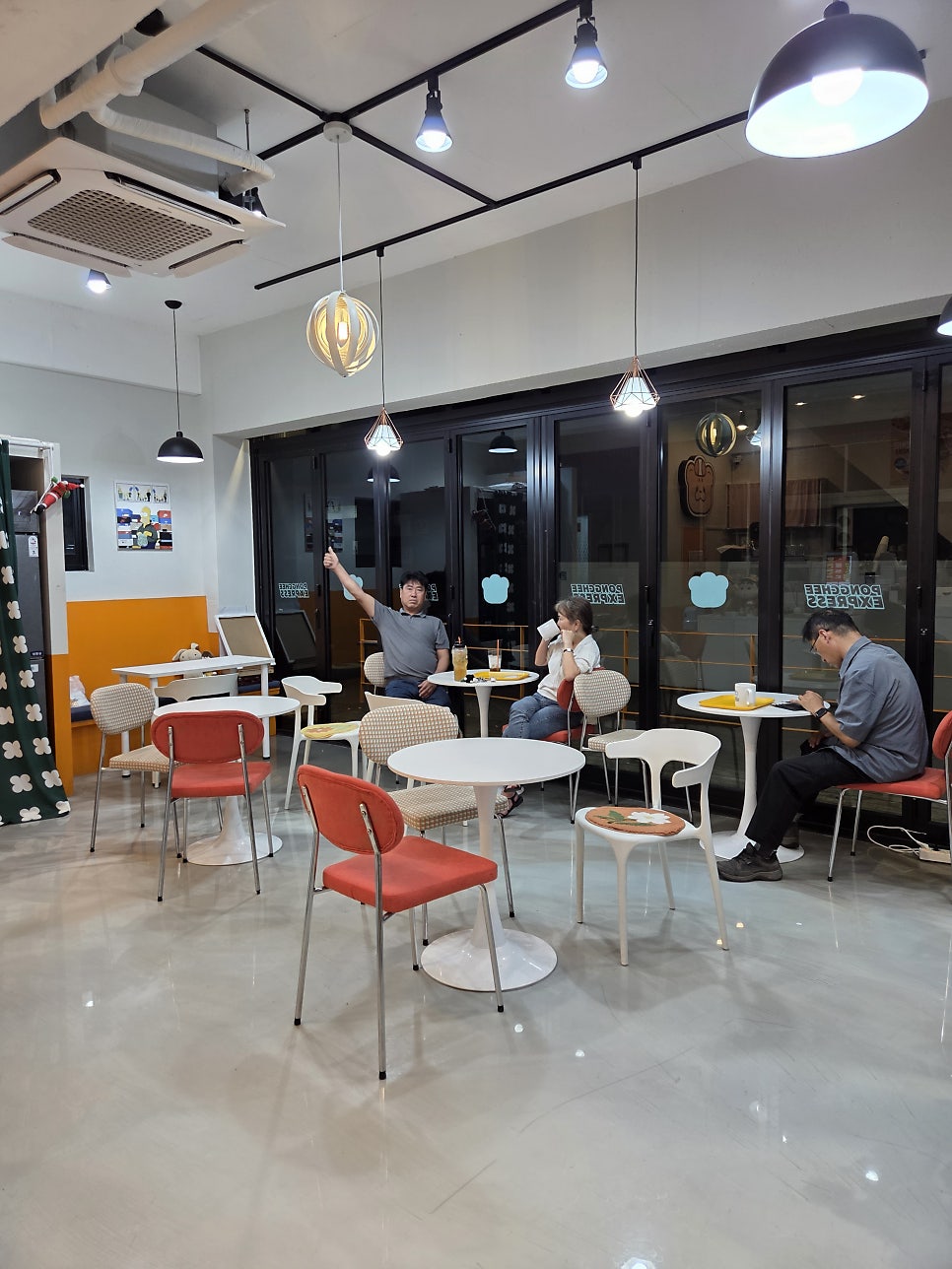퐁치커피익스프레스 제주용담점 사진 5