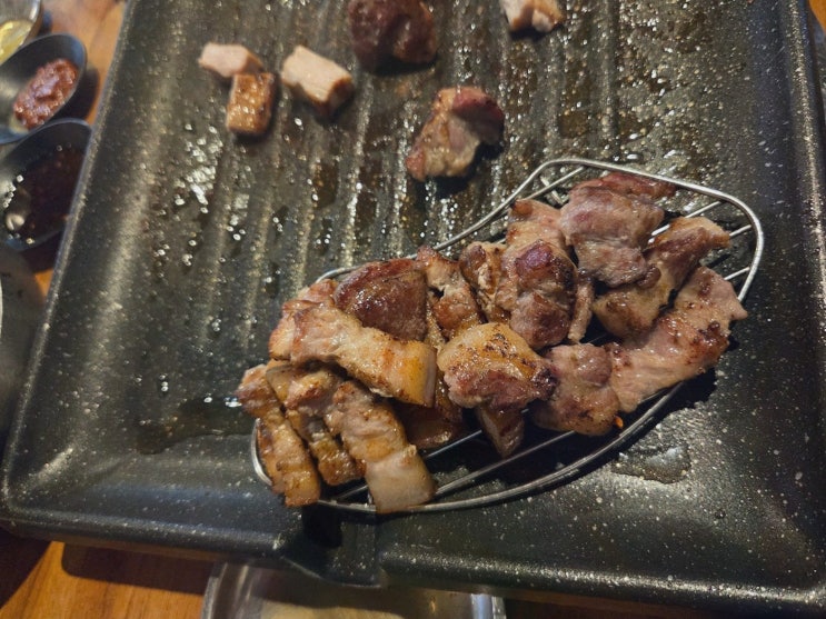  호랭이집 신중동본점, 짚불 초벌 고기의 매력을 느낄 수 있는 신중동역맛집