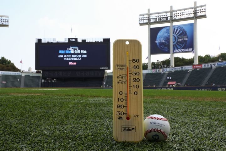 KBO <b>폭염 대책</b> 발표…2시 경기 중단·더블헤더 연기, 야구장... 