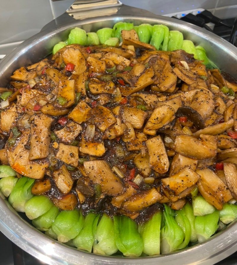 Enjoy a Chinese buffet for just 10,000 won per person at Dosakmyeongga in Songpa, Seoul. 6