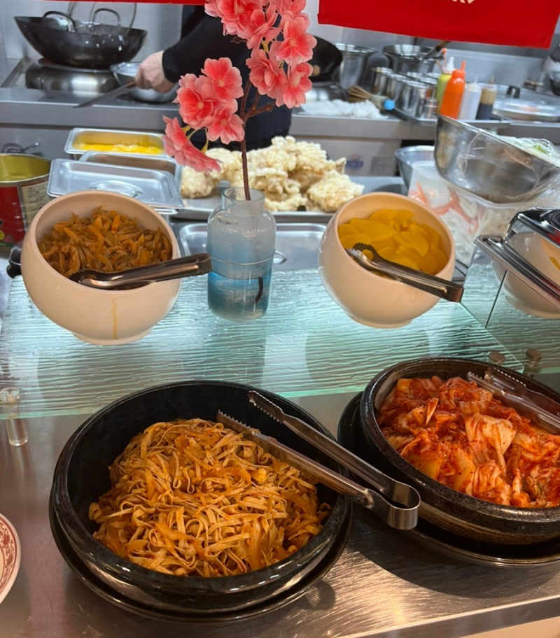 Enjoy a Chinese buffet for just 10,000 won per person at Dosakmyeongga in Songpa, Seoul. 11