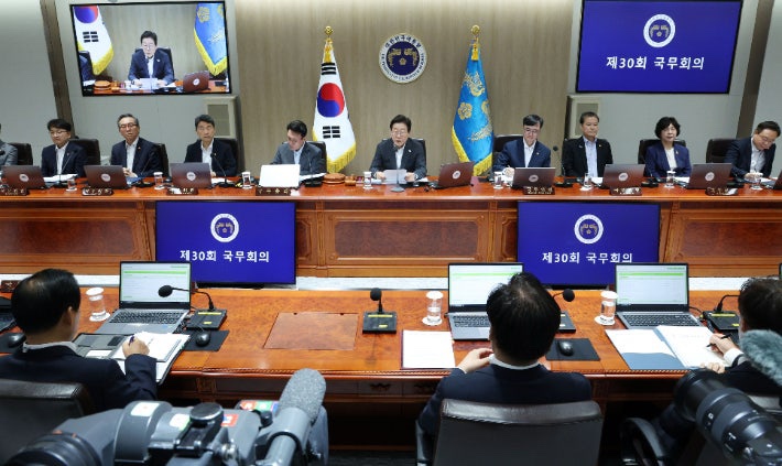 vs <b>이진숙</b> 방통위원장, 국무회의에서 폭발한 갈등…“<b>발언</b>... 
