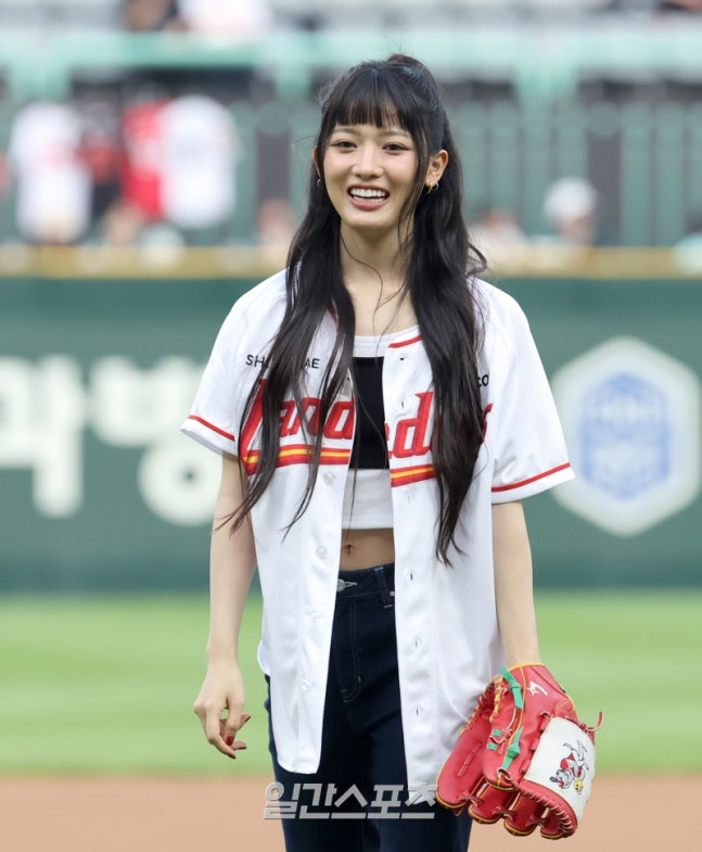 [실검] <b>베이비돈크라이</b> 쿠미, ️<b>시구</b> 여신 등극?! 힘찬... 