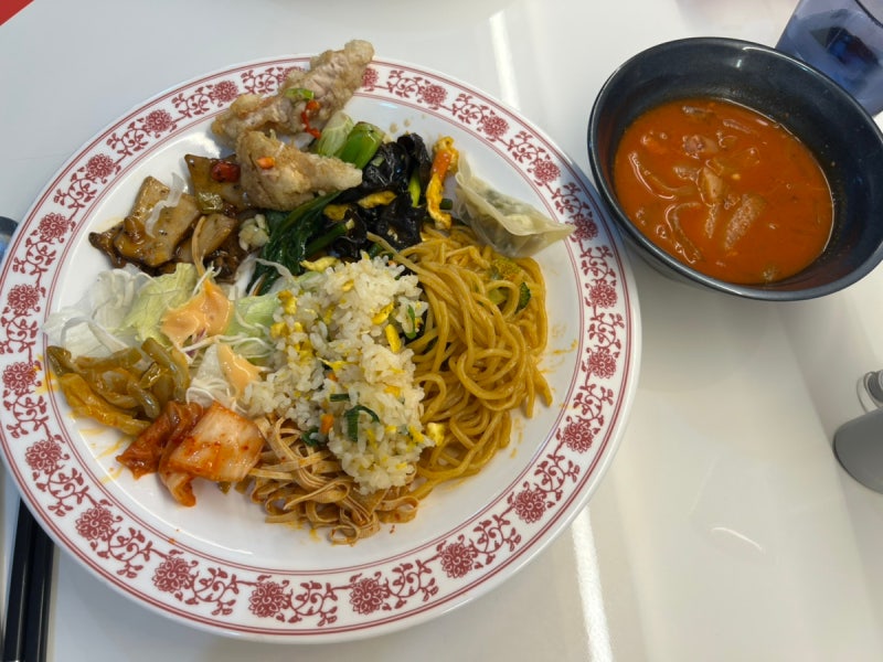 Enjoy a Chinese buffet for just 10,000 won per person at Dosakmyeongga in Songpa, Seoul. 19