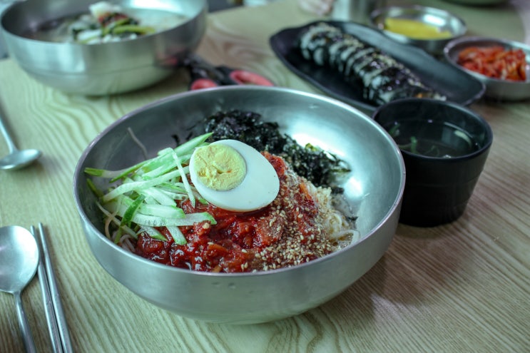  [시립대 정문 맛집] 국물 자작한 비빔국수가 원픽, <국수천천히>