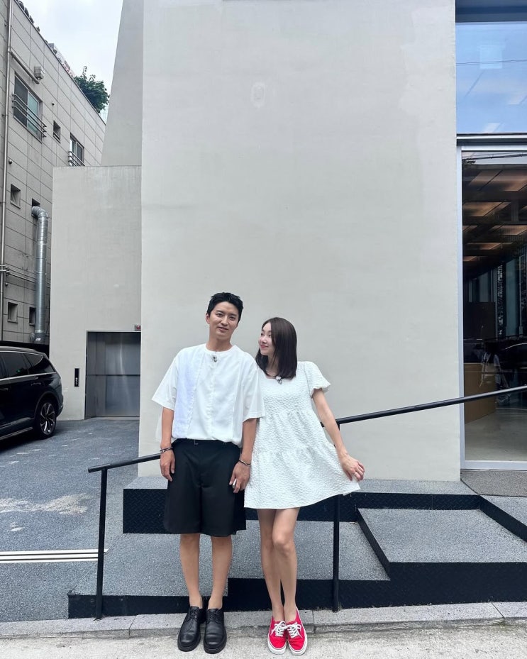  인교진  '소이현'의 러블리한 40대 여름 패션의 완성은 예쁜 반팔 링클 볼륨 퍼프 미니 원피스 코디와 함께