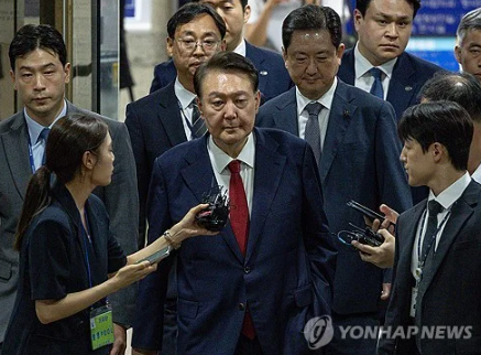 <b>윤석열</b> 전 대통령, 직권남용... 구속영장 심사 후 <b>서울구치소 대기</b>
