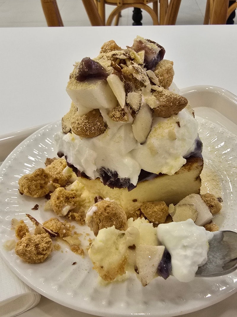 🌿 볼오브체리 Bowl of Cherry | 아기자기 인테리어 속 달콤한 케익과 쑥차라떼 한잔🍵 : 네이버 블로그