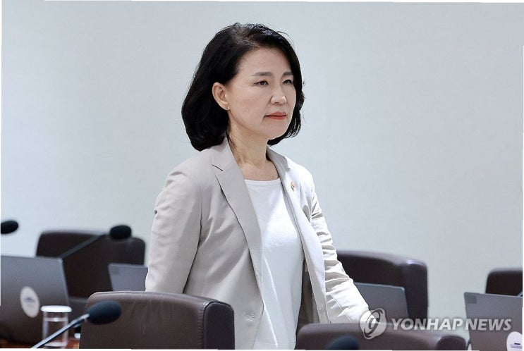 <b>국무회의 배석</b> 제외: <b>이진숙</b> 방통위원장, SNS 글 논란에 휩싸이다