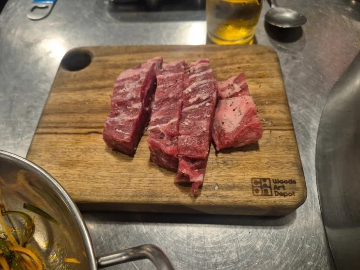  눈처럼 녹아 없어지는 성수 이베리코 흑돼지 맛집 <눈꽂돼지>...역대급 플루마 골드