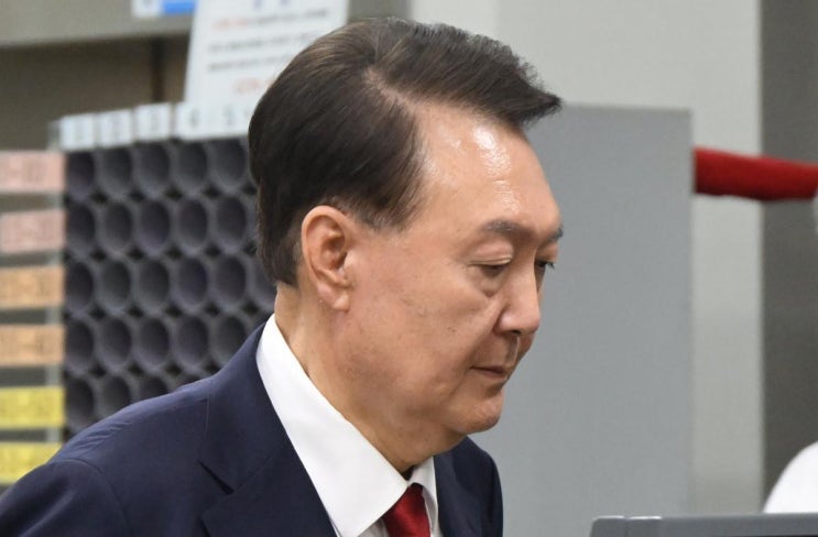 <b>윤석열 전 대통령</b> 재구속. 증거인멸 우려. 내란 <b>재판</b> 불출석.... 