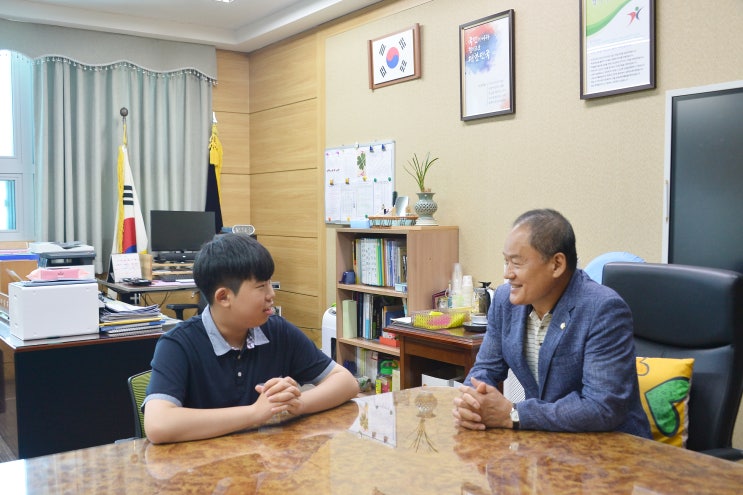  동두천시의회, 폭염속 비상금으로 지역 감동시킨 '동두천중 옥현일 학생'에게 표창 수여