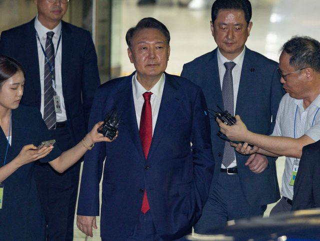  '주머니 손 넣고' 호송차 향한 윤석열...휴대전화 반납한 채 대기