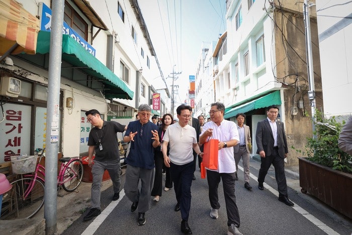 <b>김민석 총리</b>, 폭염에 시달리는 쪽방촌 찾아 취약계층 폭염대비... 