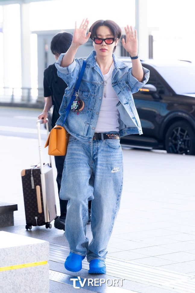  [공항패션] 제이홉(BTS), 인천공항 런웨이 위를 걷다
