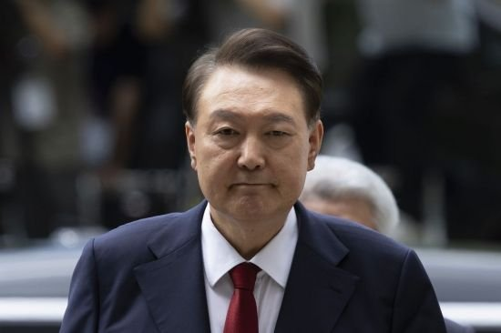[속보] <b>윤석열</b> 전 대통령, 내란 재판 첫 <b>불출석</b>! <b>건강상</b> 이유?