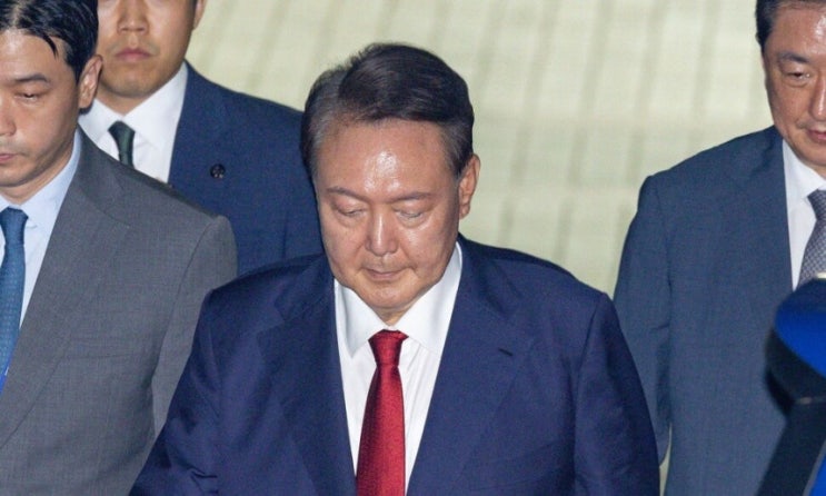<b>윤석열</b>의 징글징글한 버티기…구속되자 <b>내란 재판</b>까지 <b>불출석</b>... 