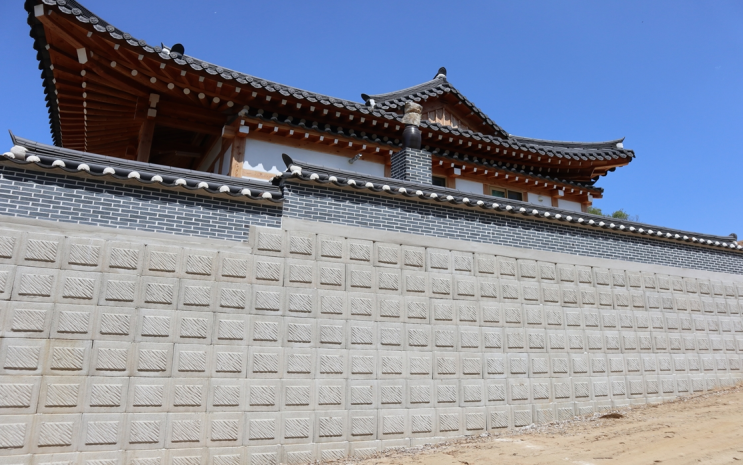  삭막한 비탈면 ? (주) 두정건설 식생 블록으로 예술이 되다 !! 전원주택 단지 공장부지 보강토 시공 전문 업체