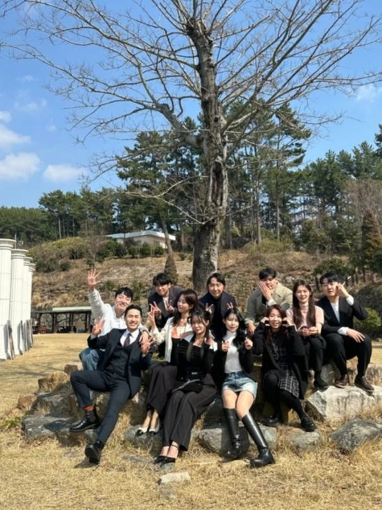 '성폭행 혐의' 男 출연자, 동료들도 버렸다…'나솔사계' 단체사진에서 삭제