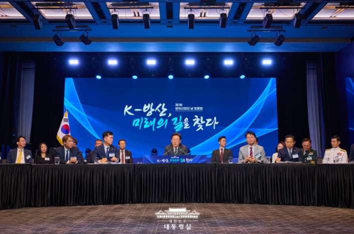 이재명 대통령 "AI·무인 로봇 무기 체계 구축으로 방산 미래 먹거리 산업으로 부상하길"