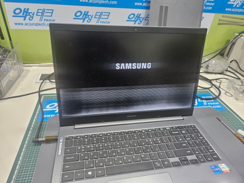 삼성노트북 모니터 하단 가는 가로 줄 생겼을 때 NT550XDA