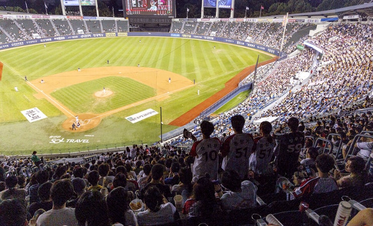  "33년 만의 열기, 기록이 폭발한 2025 전반기… 팬들 마음 사로잡은 KBO 명장면"