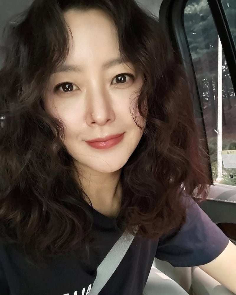 폭탄머리? 헤어스타일 바꾸고 리즈 갱신한 김희선 히피펌 패션