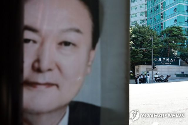  구속에 압수수색·소환, 몰아치는 3대 특검…사면초가 尹부부