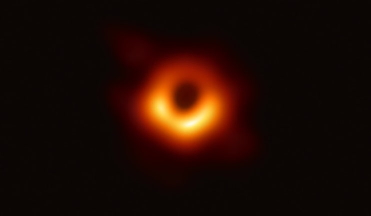 M87 블랙홀의 고리가 찌그러진 이유는 블랙홀의 회전 아닌 주변 난류 물질 때문(EHT 공동연구진)