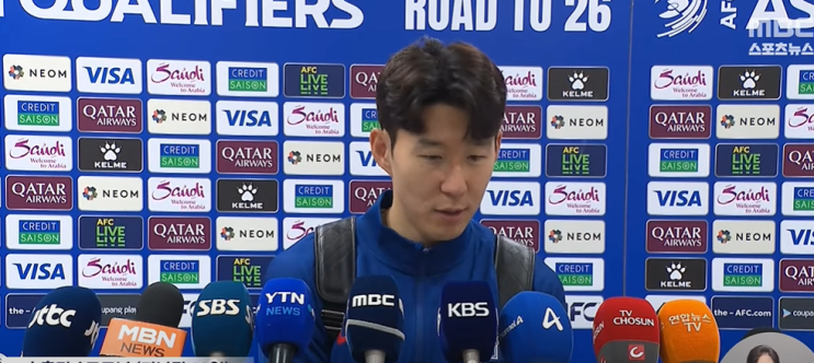  <b>손흥민</b>, <b>토트넘</b> 훈련 복귀…프랭크 감독과의 ‘운명의 <b>면담</b>... 