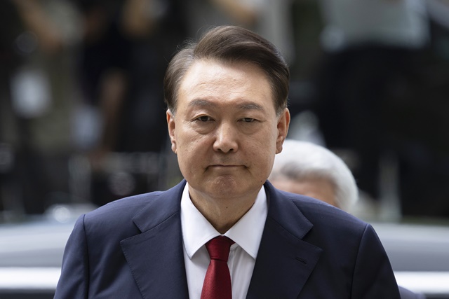尹, <b>내란특검</b> 첫 조사 불응…건강 문제로 출석 거부