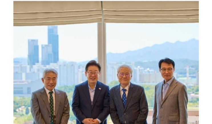 李<b>대통령</b>, 원로 언론인 <b>조갑제</b>∙<b>정규재</b>와 <b>오찬</b>