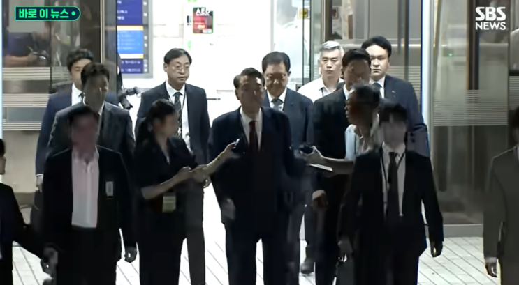 3617 <b>윤석열</b>, 2평 독방 수감…특검 출석 거부 시 <b>강제구인</b>
