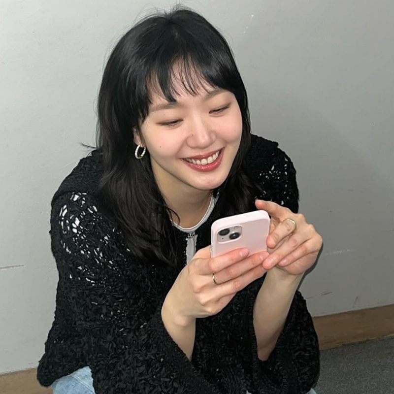 Nike Killshot 2 Leather: The Perfect Shoes for Kim Go-eun's Jeans