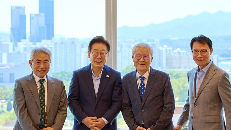 보수 언론 원로들과 활짝 웃은 이재명 <b>대통령</b>… <b>국민통합</b> 향한... 