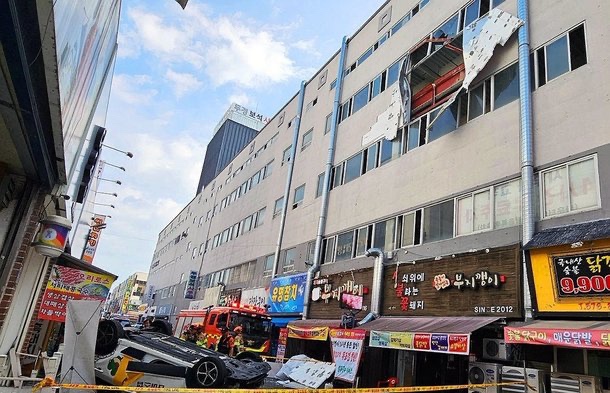 광주 북구 <b>주차타워</b> 4층에서 <b>택시</b>가 주행 중 외벽 뚫고 <b>추락</b>... 