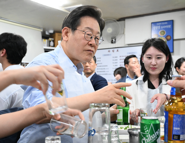 <b>대통령</b>이 소맥을? <b>이재명 대통령</b>의 <b>외식</b> 캠페인 현장