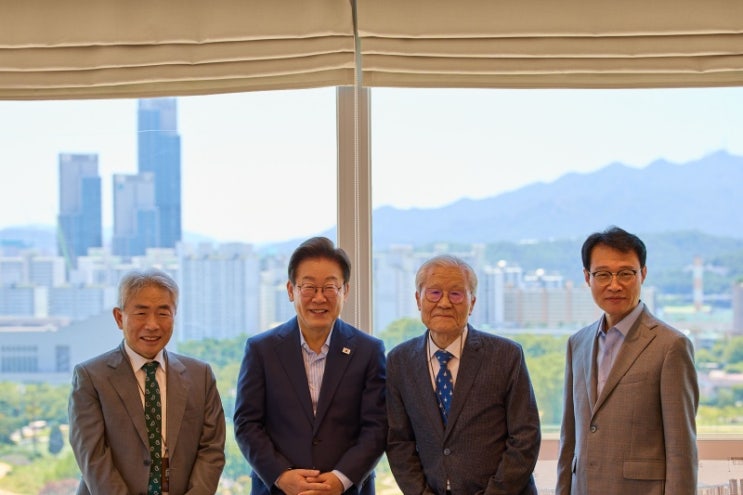 이 <b>대통령</b>, 보수 원로 언론인 <b>조갑제</b>·<b>정규재</b> 초청 <b>오찬</b>