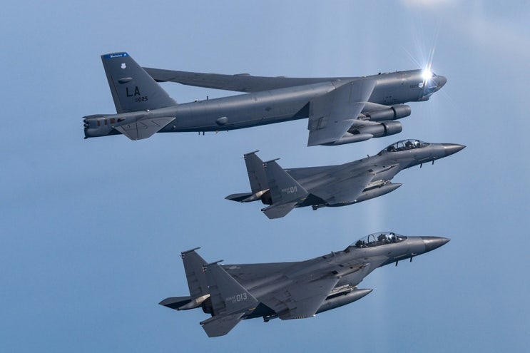  한미일, B-52H 전략폭격기 참여한 공중훈련 실시 북한 미사일 대응 강화