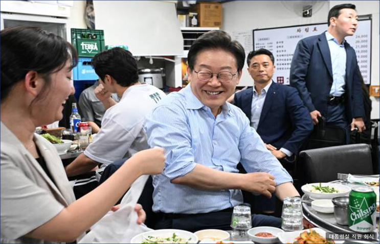 <b>대통령</b>과 직원들  종로구... 소맥 회식으로 <b>골목상권</b> 회복 지원