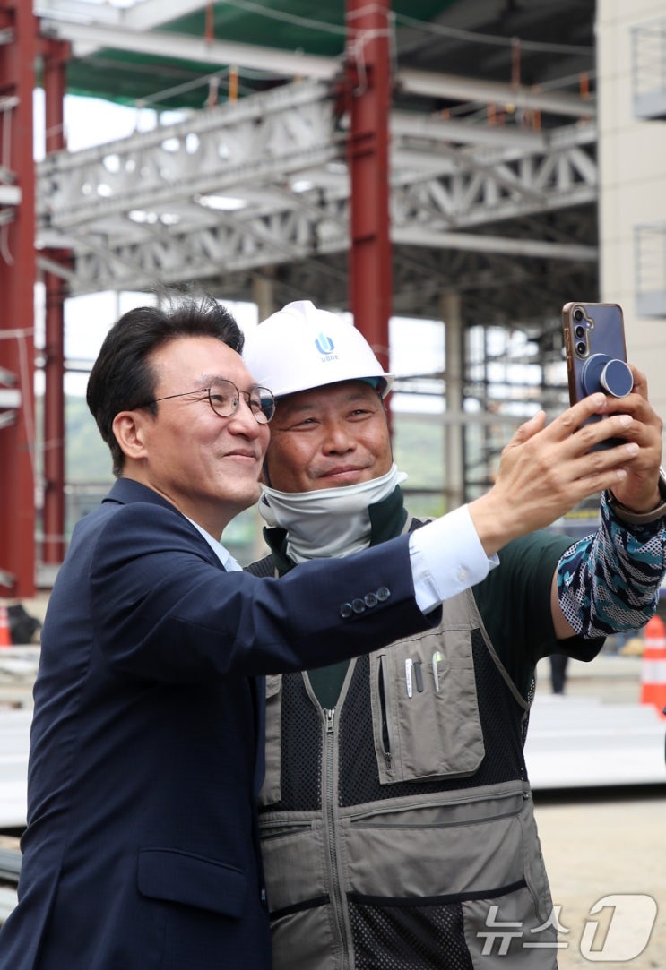 <b>김민석</b> 총리, <b>APEC</b> 준비 현장에서 근로자와 '찰칵'