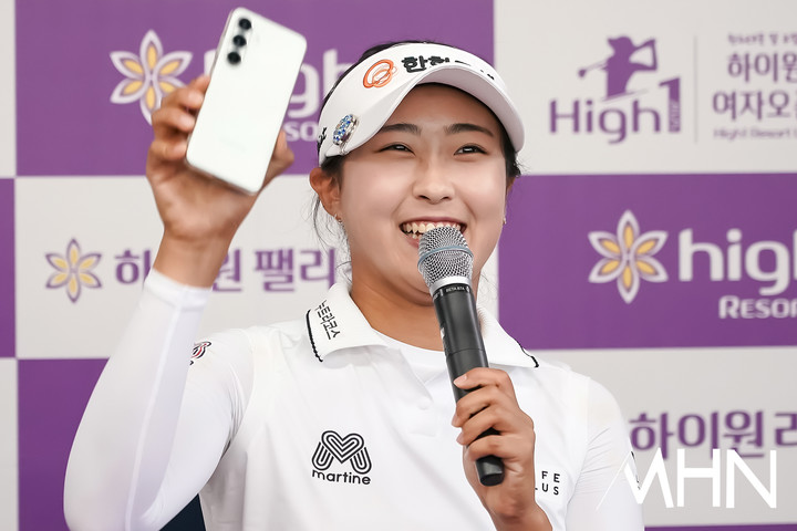 여자오픈’ 8언더파 점프…코스레코드 타이로 <b>선두 질주</b>