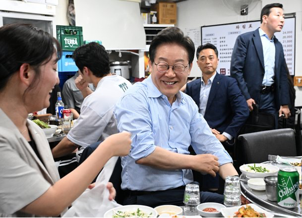 이 <b>대통령</b>, 오겹살 번개 외식…직접 '<b>소맥</b>' 건네며 직원들과 소통