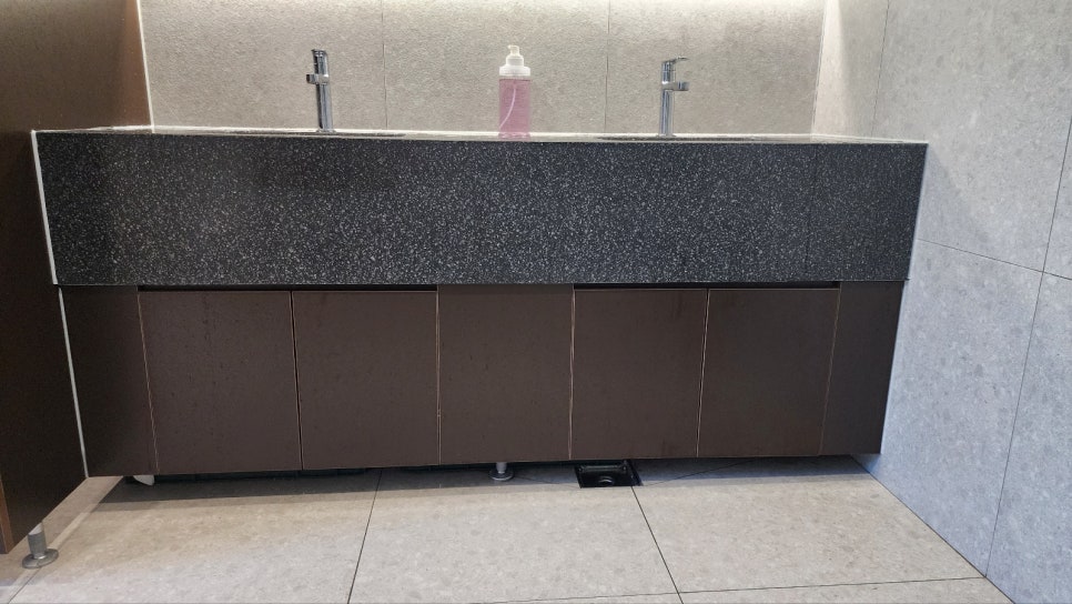 화장실큐비클칸막이 교원 예움 강원장례식장 큐비클부터 하부장까지