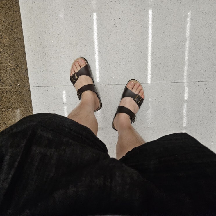 여름 신발 브라운 버클 샌들 검은색 데님 반바지 코디