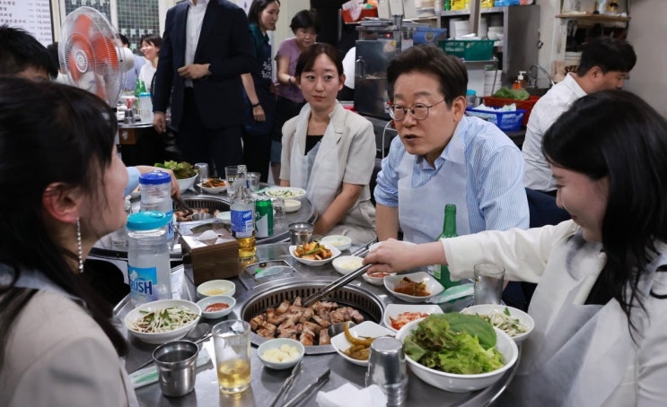  이재명 대통령, 소맥 1대3 비율로 건배! 오겹살 외식으로 골목경제 살리기 실천 