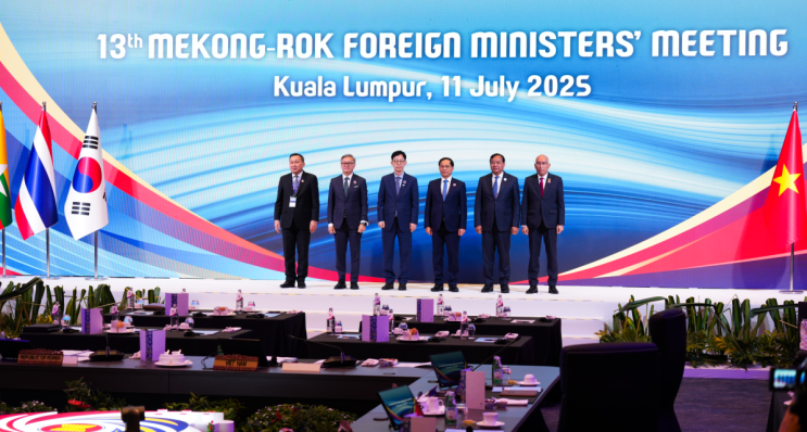  메콩과 함께 걷는 한국의 ODA, 그리고 미래  Korea’s ODA with the Mekong: Walking Toward a Shared Future