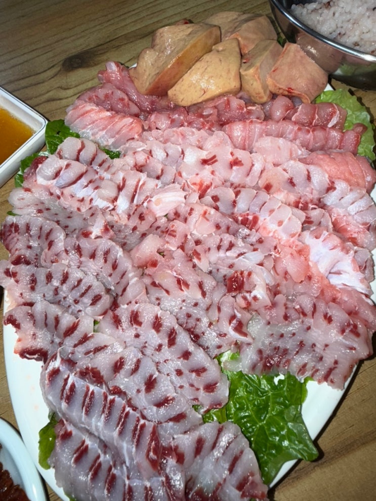  해산물에서 육사시미 맛이? : 도라지식당